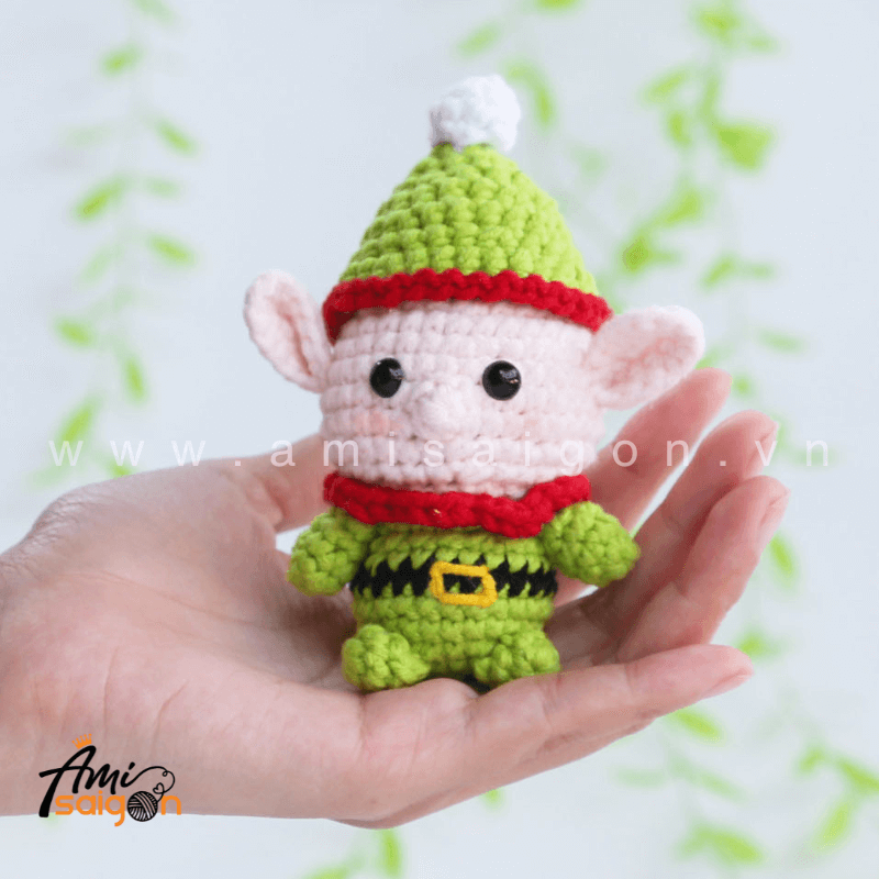 Móc khóa yêu tinh Giáng sinh bằng len amigurumi - Chart móc miễn phí AmiSaigon (Ảnh: @amisaigonvn)