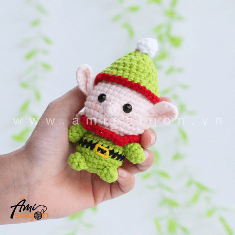 Móc khóa yêu tinh Giáng sinh bằng len amigurumi - Chart móc miễn phí AmiSaigon (Ảnh: @amisaigonvn)