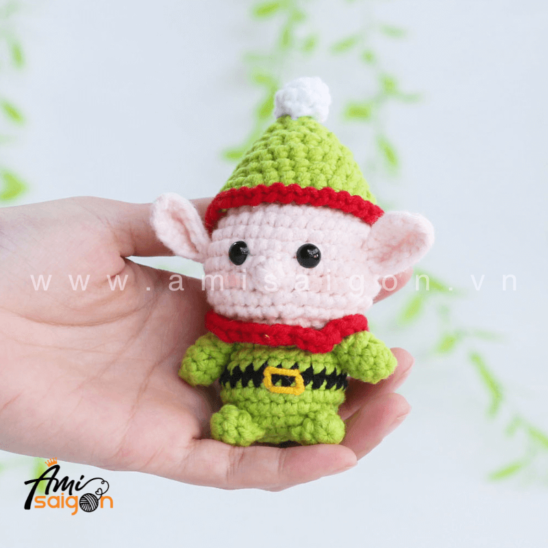 Móc khóa yêu tinh Giáng sinh bằng len amigurumi - Chart móc miễn phí AmiSaigon (Ảnh: @amisaigonvn)