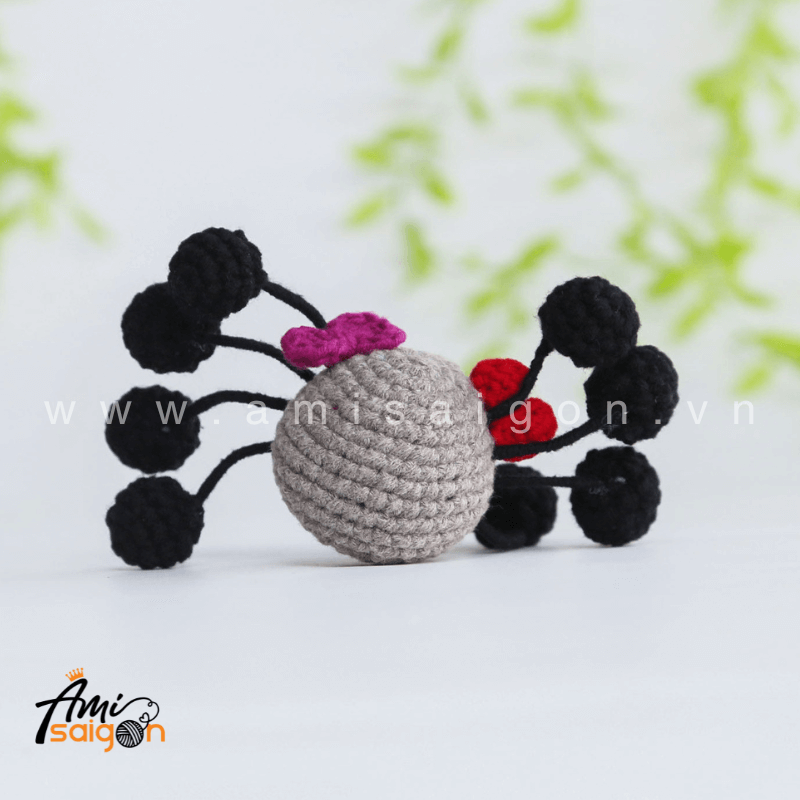 Móc khóa con nhện len độc lạ amigurumi - Chart móc miễn phí AmiSaigon (Ảnh: @amisaigonvn)