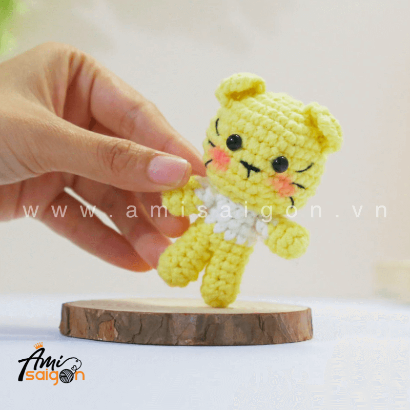 Tiny Amigurumi Cat - Free Crochet pattern by AmiSaigon