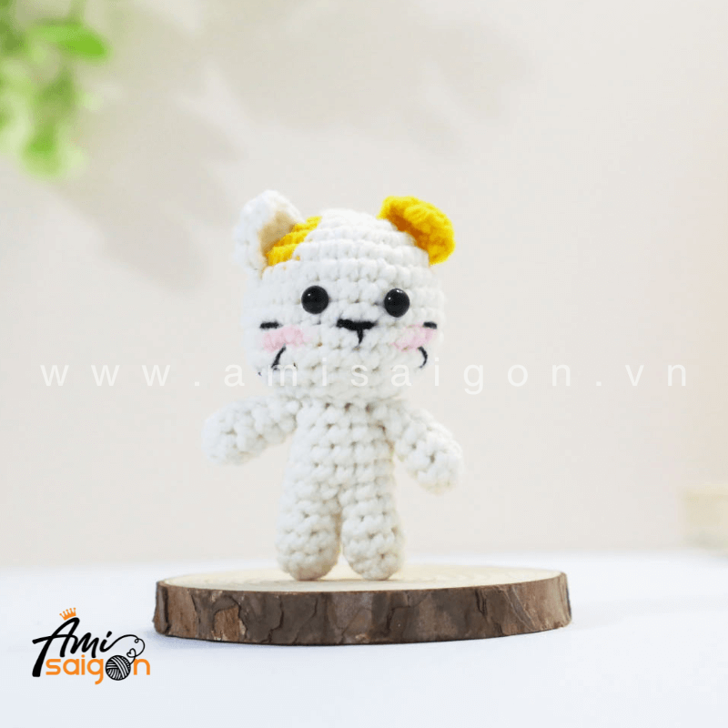 Tiny Amigurumi Cat - Free Crochet pattern by AmiSaigon