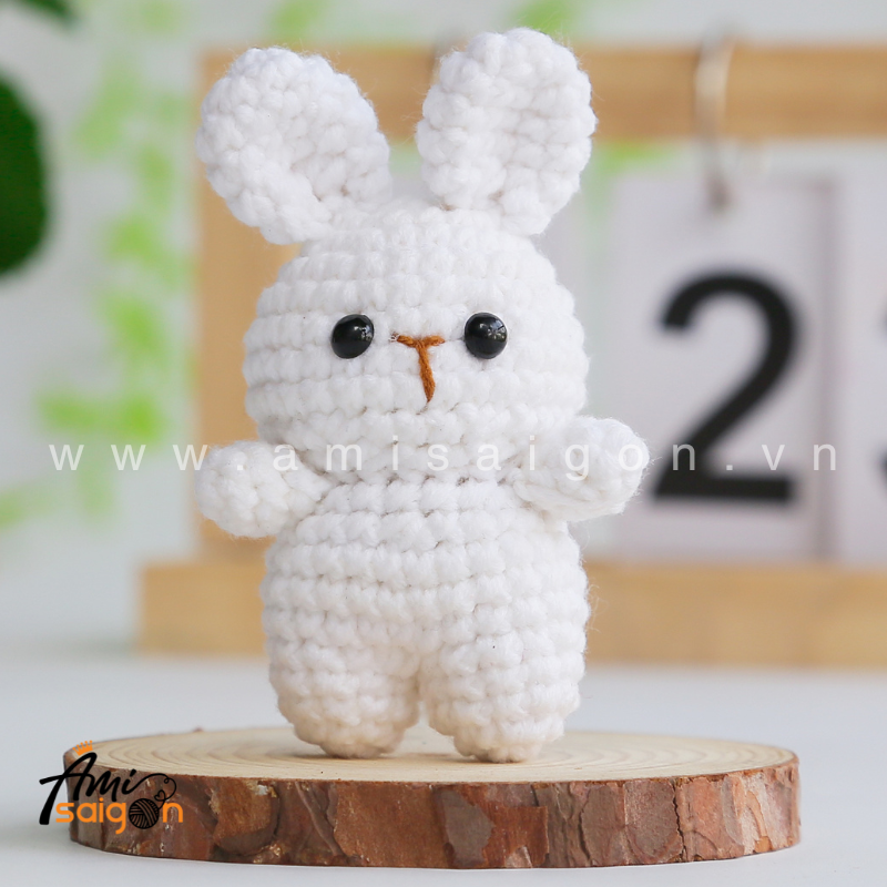 Amigurumi White Bunny - Free Crochet pattern by AmiSaigon