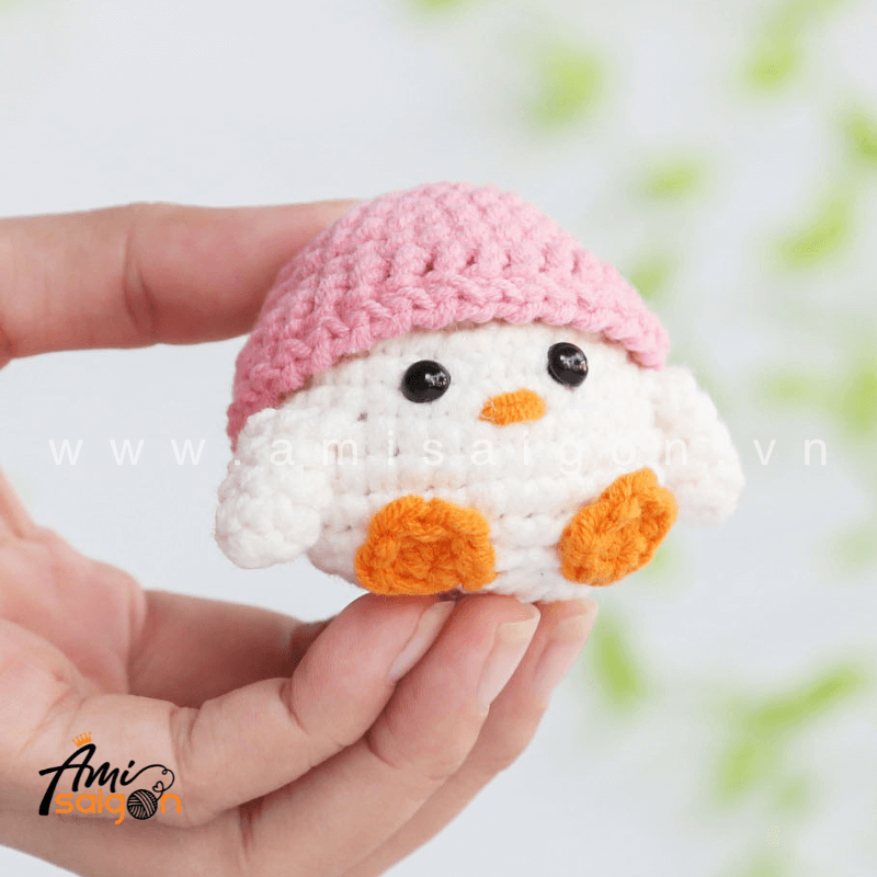 Móc khóa gà con đội nón bằng len amigurumi - Chart móc miễn phí @amisaigonvn