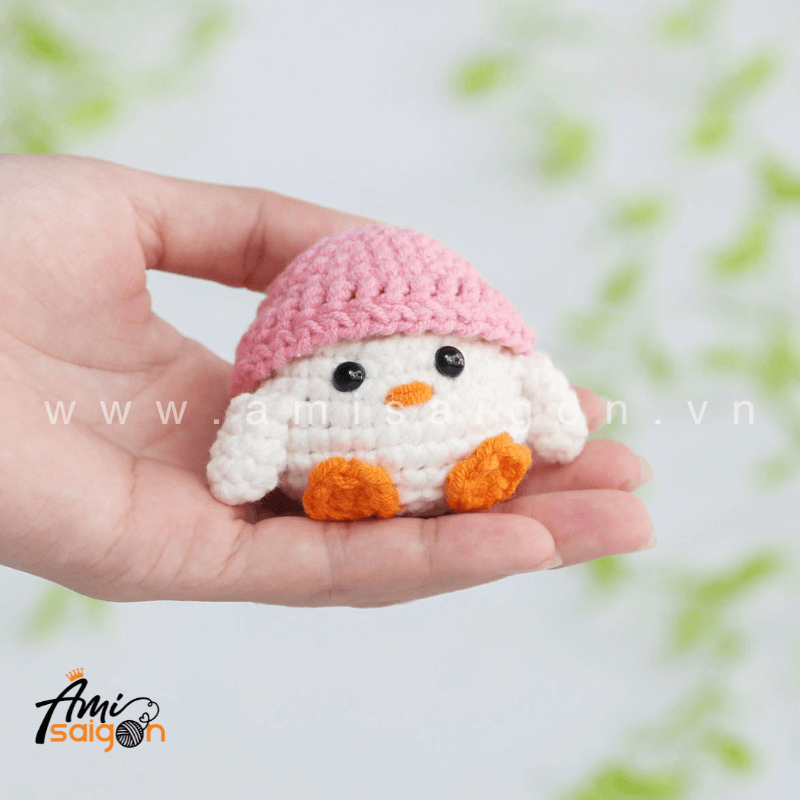Móc khóa gà con đội nón bằng len amigurumi - Chart móc miễn phí @amisaigonvn