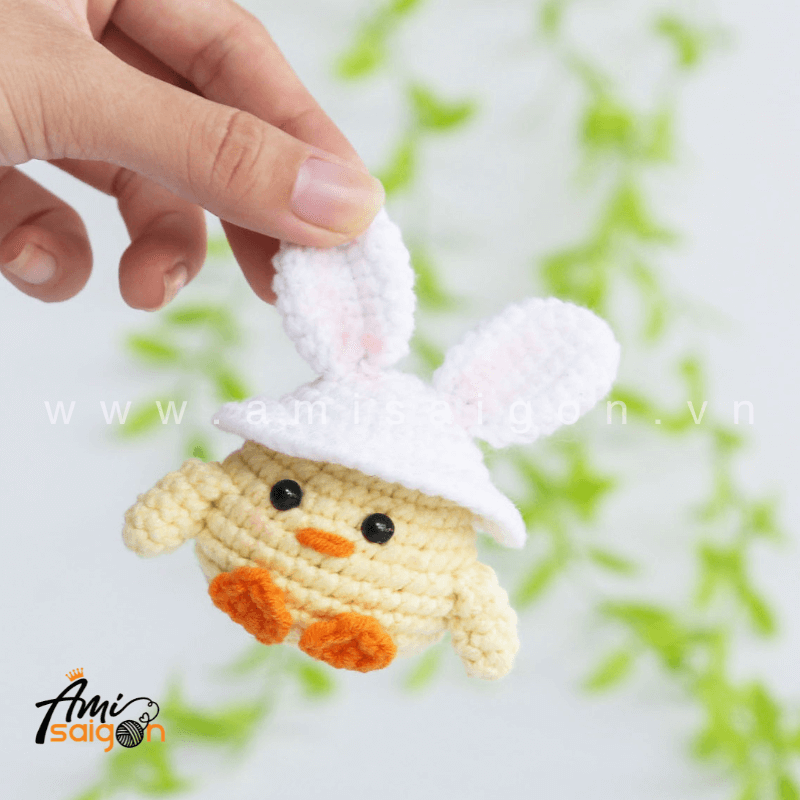 Móc khóa gà con đội nón hình thỏ bằng len amigurumi - Chart móc miễn phí @amisaigonvn