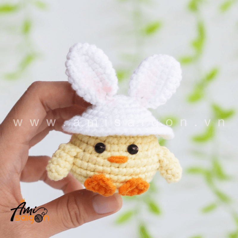 Móc khóa gà con đội nón hình thỏ bằng len amigurumi - Chart móc miễn phí @amisaigonvn