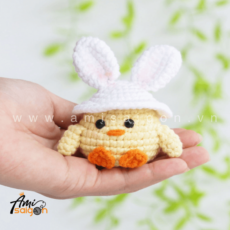 Móc khóa gà con đội nón hình thỏ bằng len amigurumi - Chart móc miễn phí @amisaigonvn
