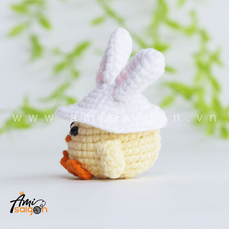Móc khóa gà con đội nón hình thỏ bằng len amigurumi - Chart móc miễn phí @amisaigonvn