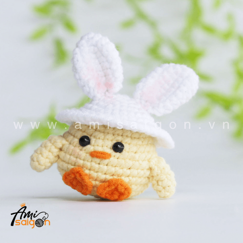 Móc khóa gà con đội nón hình thỏ bằng len amigurumi - Chart móc miễn phí @amisaigonvn