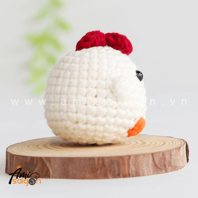 Amigurumi Tiny Chicken - Free Crochet pattern by AmiSaigon