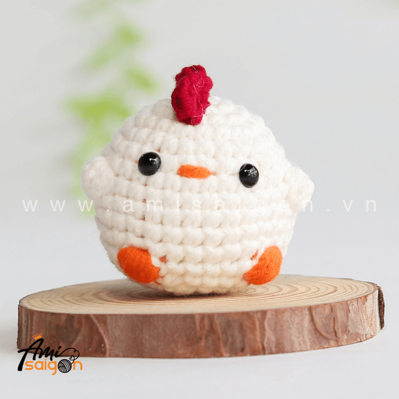 Amigurumi Tiny Chicken - Free Crochet pattern by AmiSaigon