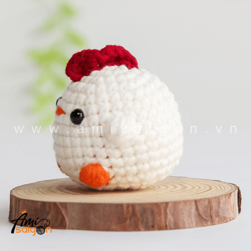 Amigurumi Tiny Chicken - Free Crochet pattern by AmiSaigon
