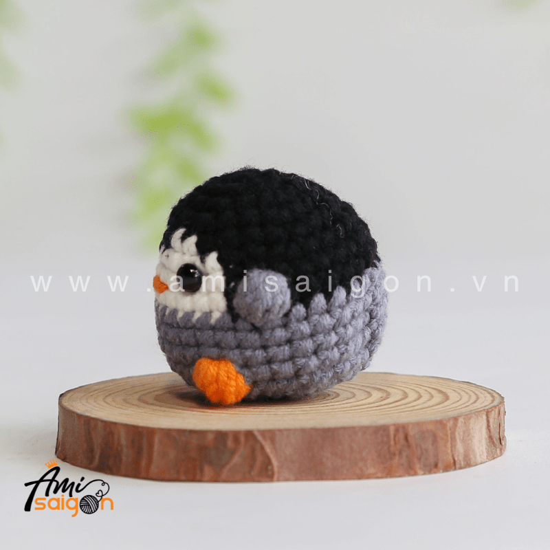 Amigurumi Tiny Peenguin No-Sew - Free Crochet pattern by AmiSaigon