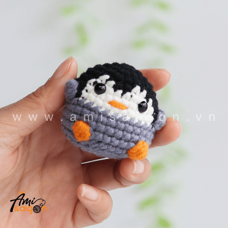 Amigurumi Tiny Peenguin No-Sew - Free Crochet pattern by AmiSaigon