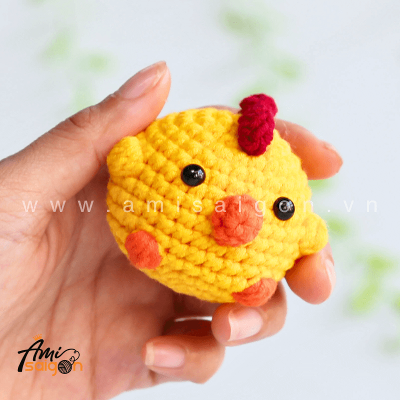No-sew Tiny Chicken Amigurumi - Free Crochet pattern by AmiSaigon