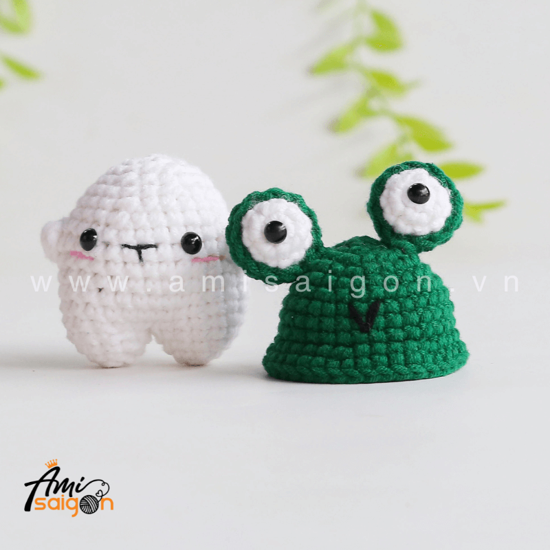 No-Sew Amigurumi Bear with Frog hat - Free Crochet pattern by AmiSaigon
