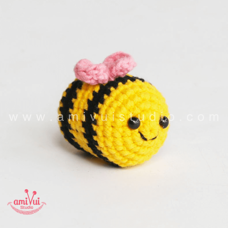 Crochet Tiny Bee keychain - Free Amigurumi Pattern by AmivuiStudio