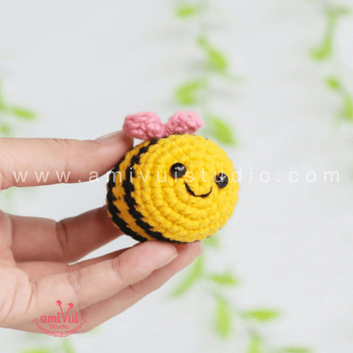 Tiny amigurumi bee keychain free crochet pattern