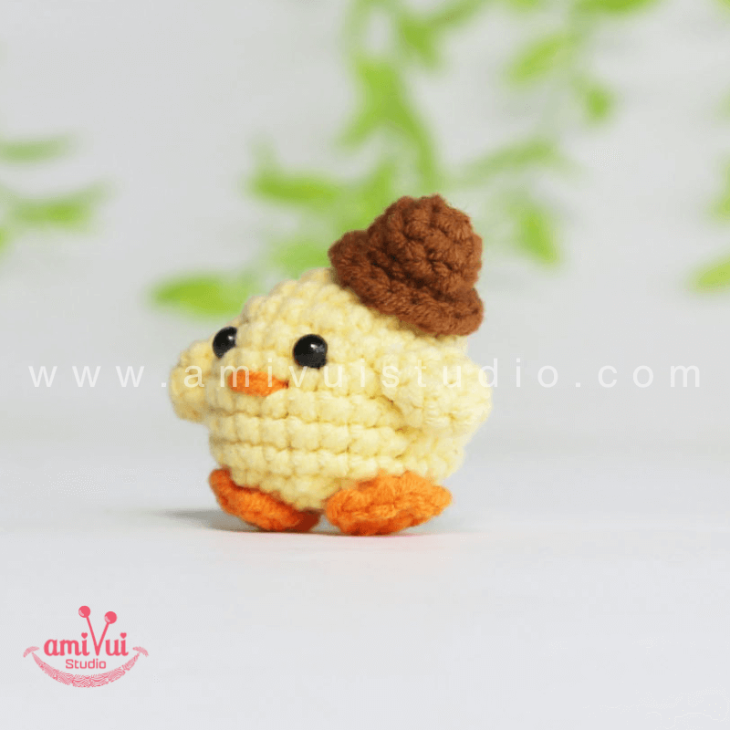 Crochet Tiny Chicken keychain - Free Amigurumi Pattern by AmivuiStudio