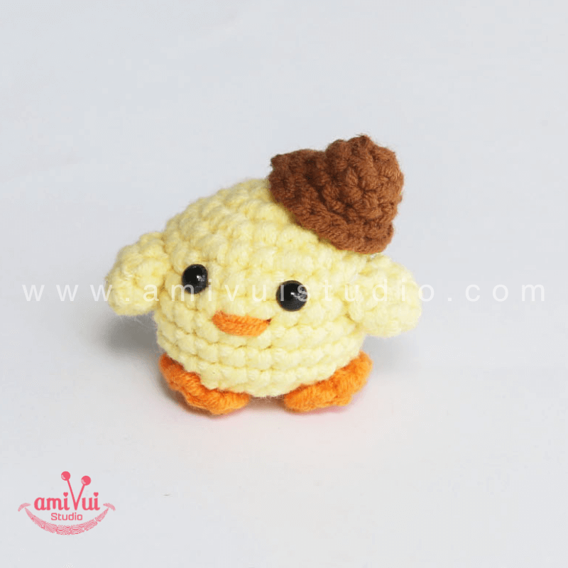 Crochet Tiny Chicken keychain - Free Amigurumi Pattern by AmivuiStudio