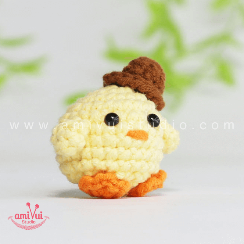 Crochet Tiny Chicken keychain - Free Amigurumi Pattern by AmivuiStudio