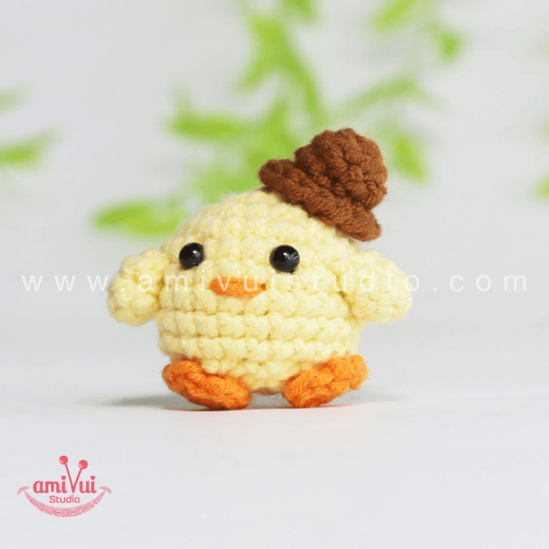 Crochet Tiny Chicken keychain - Free Amigurumi Pattern by AmivuiStudio