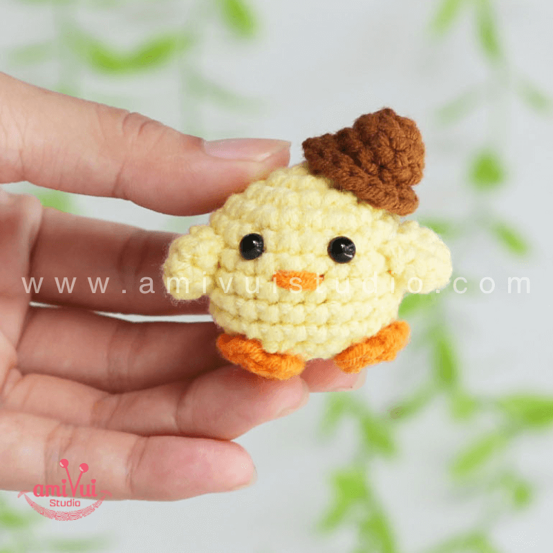 Crochet Tiny Chicken keychain - Free Amigurumi Pattern by AmivuiStudio