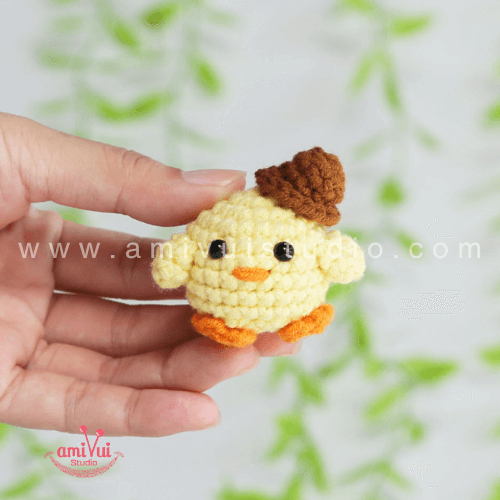 Tiny chicken keychain free amigurumi crochet pattern