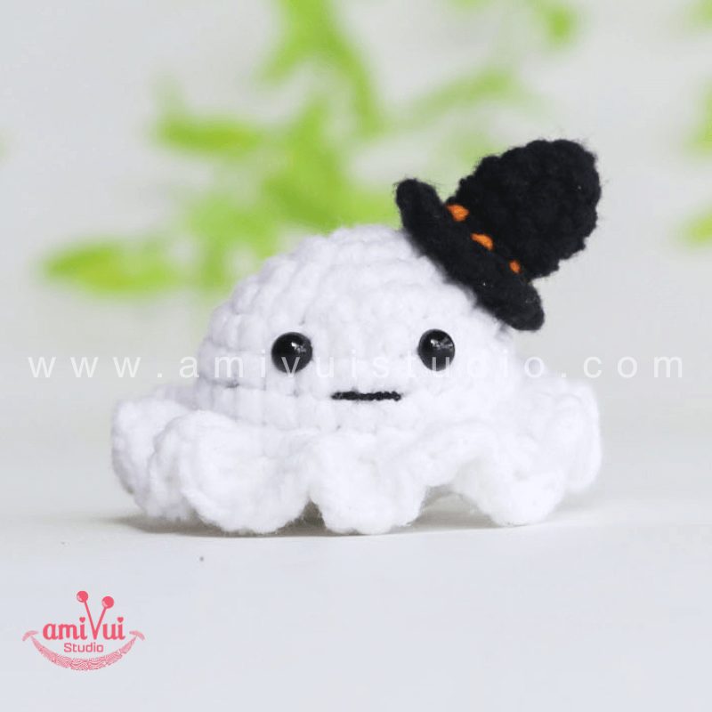 Crochet Ghost keychain - Free Amigurumi Pattern by AmivuiStudio