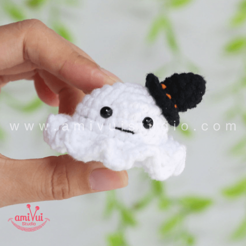 Crochet Ghost keychain - Free Amigurumi Pattern by AmivuiStudio