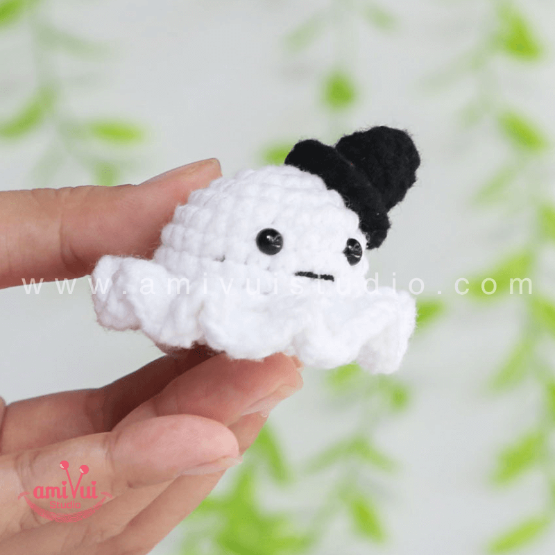 Crochet Ghost keychain - Free Amigurumi Pattern by AmivuiStudio