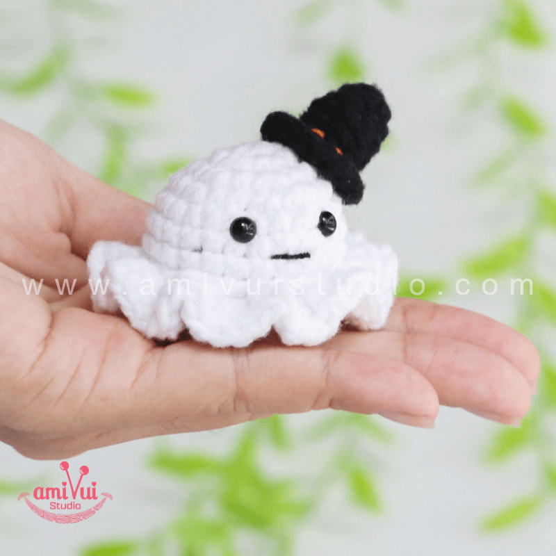 Crochet Ghost keychain - Free Amigurumi Pattern by AmivuiStudio