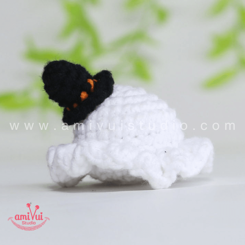 Crochet Ghost keychain - Free Amigurumi Pattern by AmivuiStudio