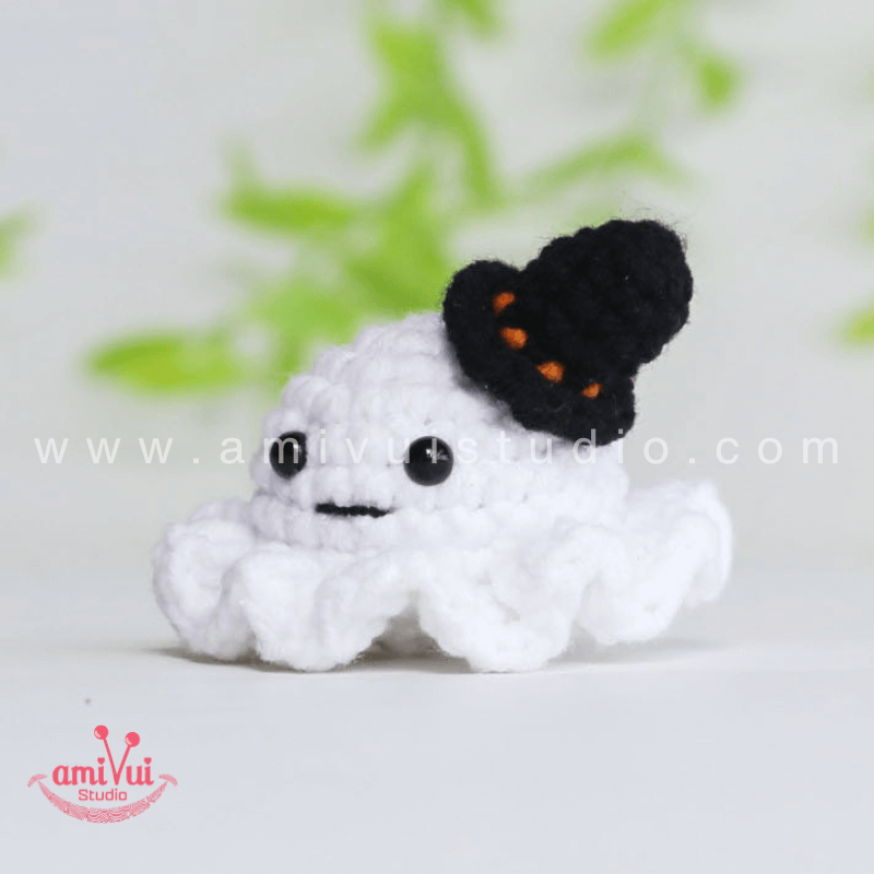 Crochet Ghost keychain - Free Amigurumi Pattern by AmivuiStudio