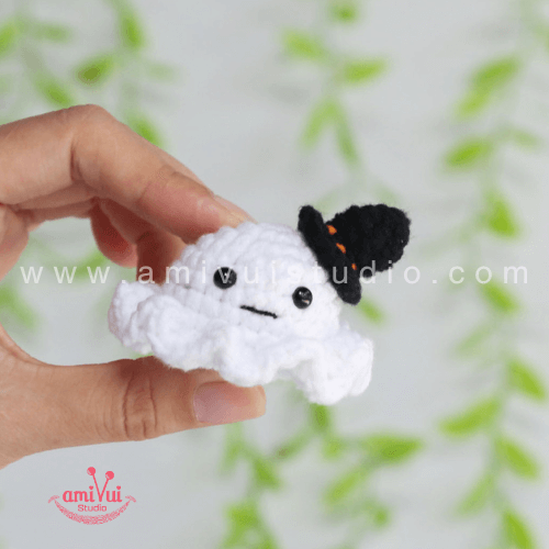 Free Cute Ghost Halloween keychain amigurumi crochet pattern