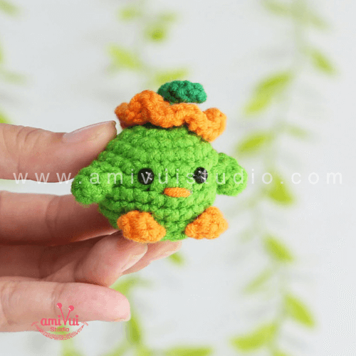 Small green bird keychain free amigurumi crochet pattern