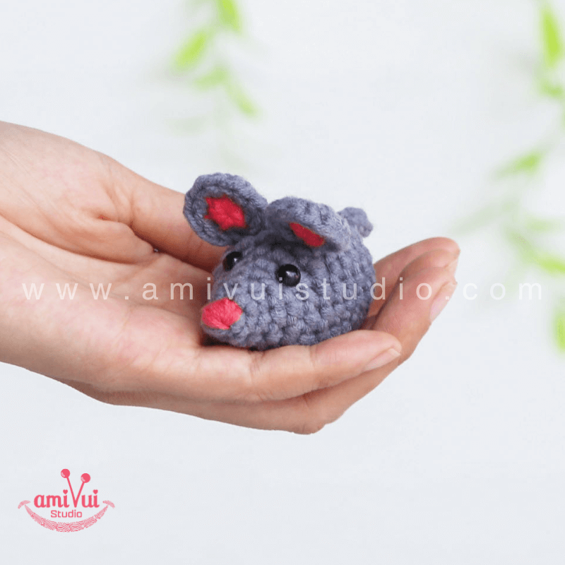 Crochet Tiny Mouse  keychain - Free Amigurumi Pattern by AmivuiStudio