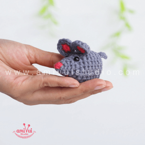 Free tiny mouse keychain amigurumi crochet pattern