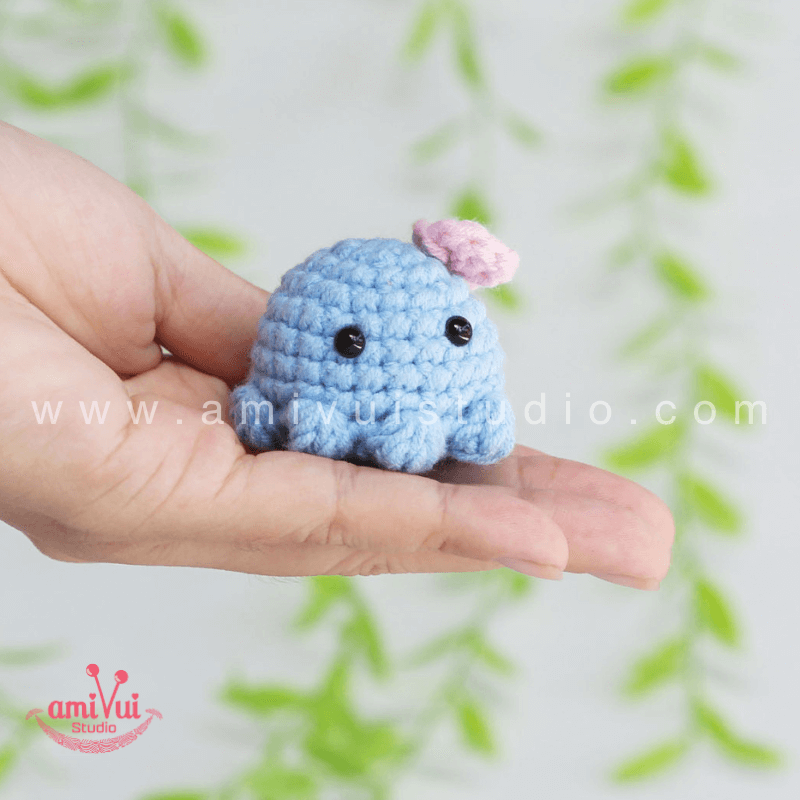 Crochet tiny octopus keychain - Free Amigurumi Pattern by AmivuiStudio