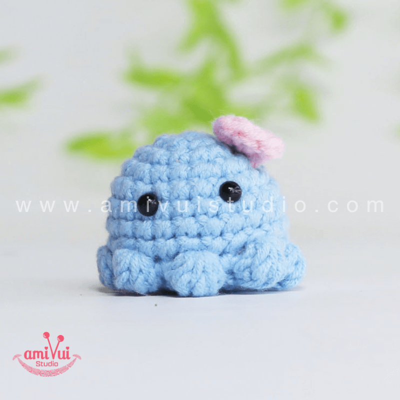 Crochet tiny octopus keychain - Free Amigurumi Pattern by AmivuiStudio