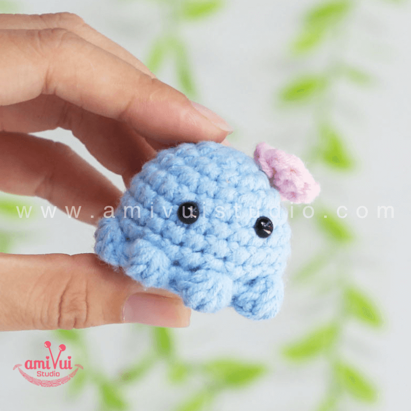 Crochet tiny octopus keychain - Free Amigurumi Pattern by AmivuiStudio