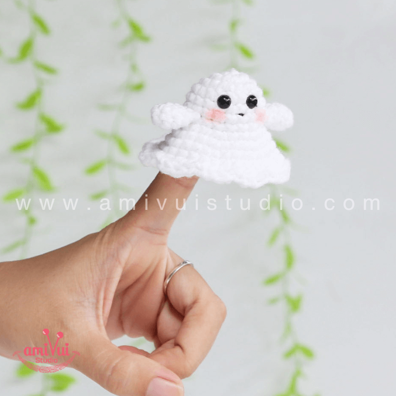 Crochet Ghost keychain - Free Amigurumi Pattern by AmivuiStudio