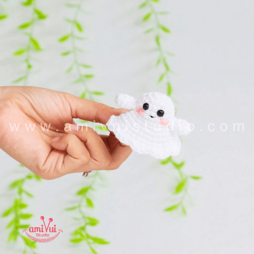 Ghost keychain free amigurumi crochet pattern