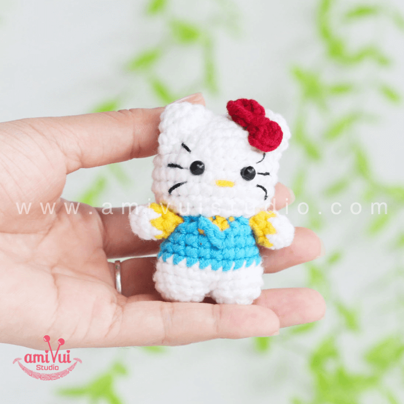 Crochet Hello Kitty keychain - Free Amigurumi Pattern by AmivuiStudio