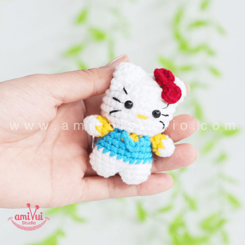 Crochet Hello Kitty keychain - Free Amigurumi Pattern by AmivuiStudio