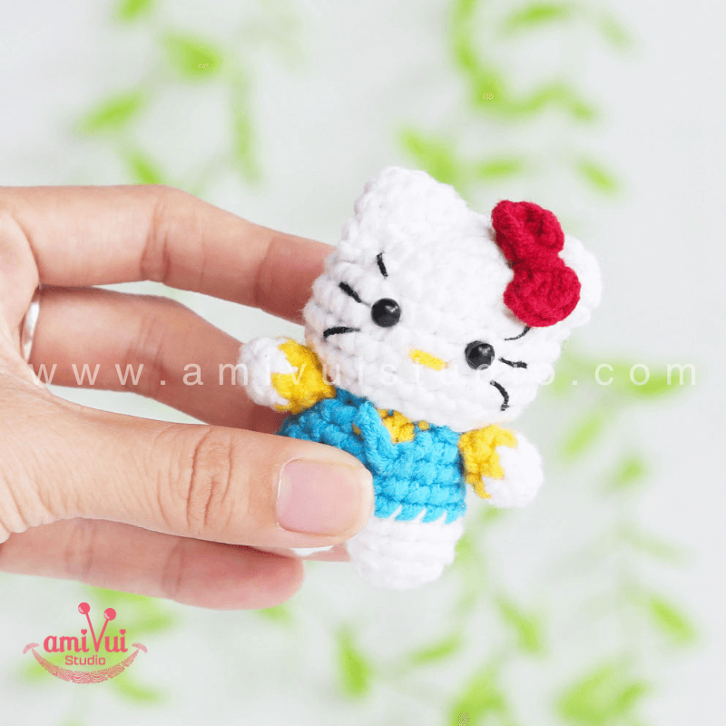 Crochet Hello Kitty keychain - Free Amigurumi Pattern by AmivuiStudio