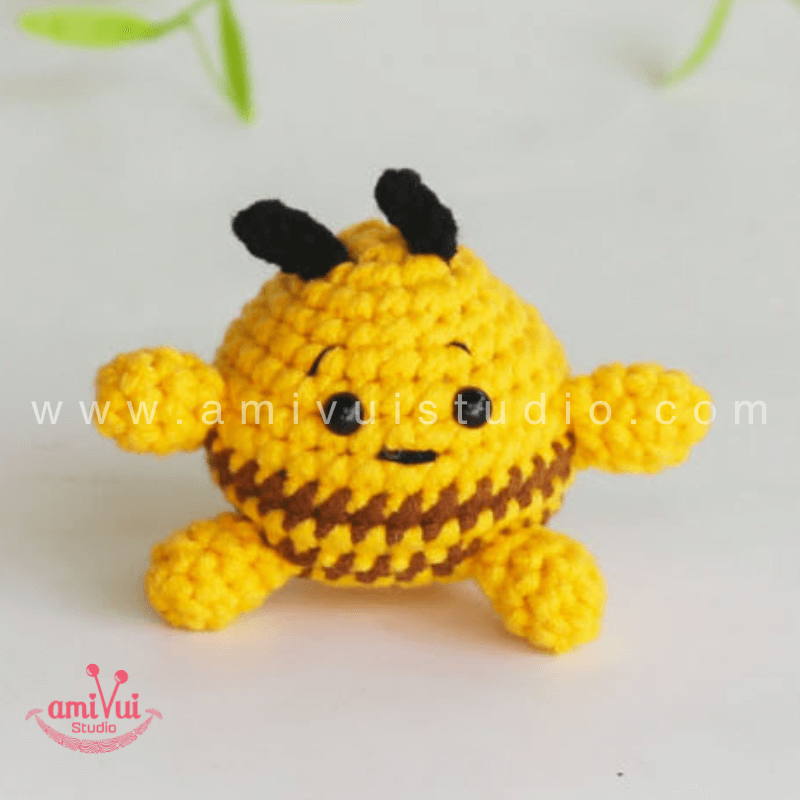 Amigurumi Chubby Bee Keychain - Free Crochet pattern by AmivuiStudio