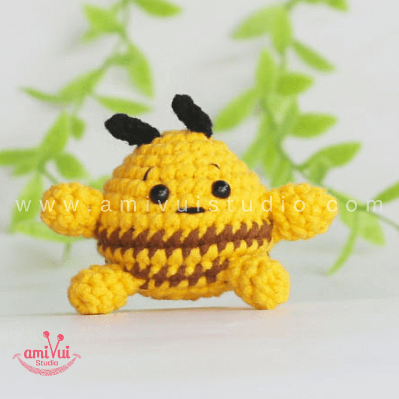 Amigurumi Chubby Bee Keychain - Free Crochet pattern by AmivuiStudio