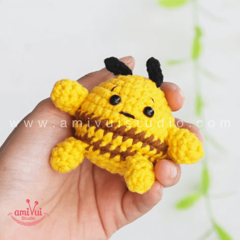 Amigurumi Chubby Bee Keychain - Free Crochet pattern by AmivuiStudio